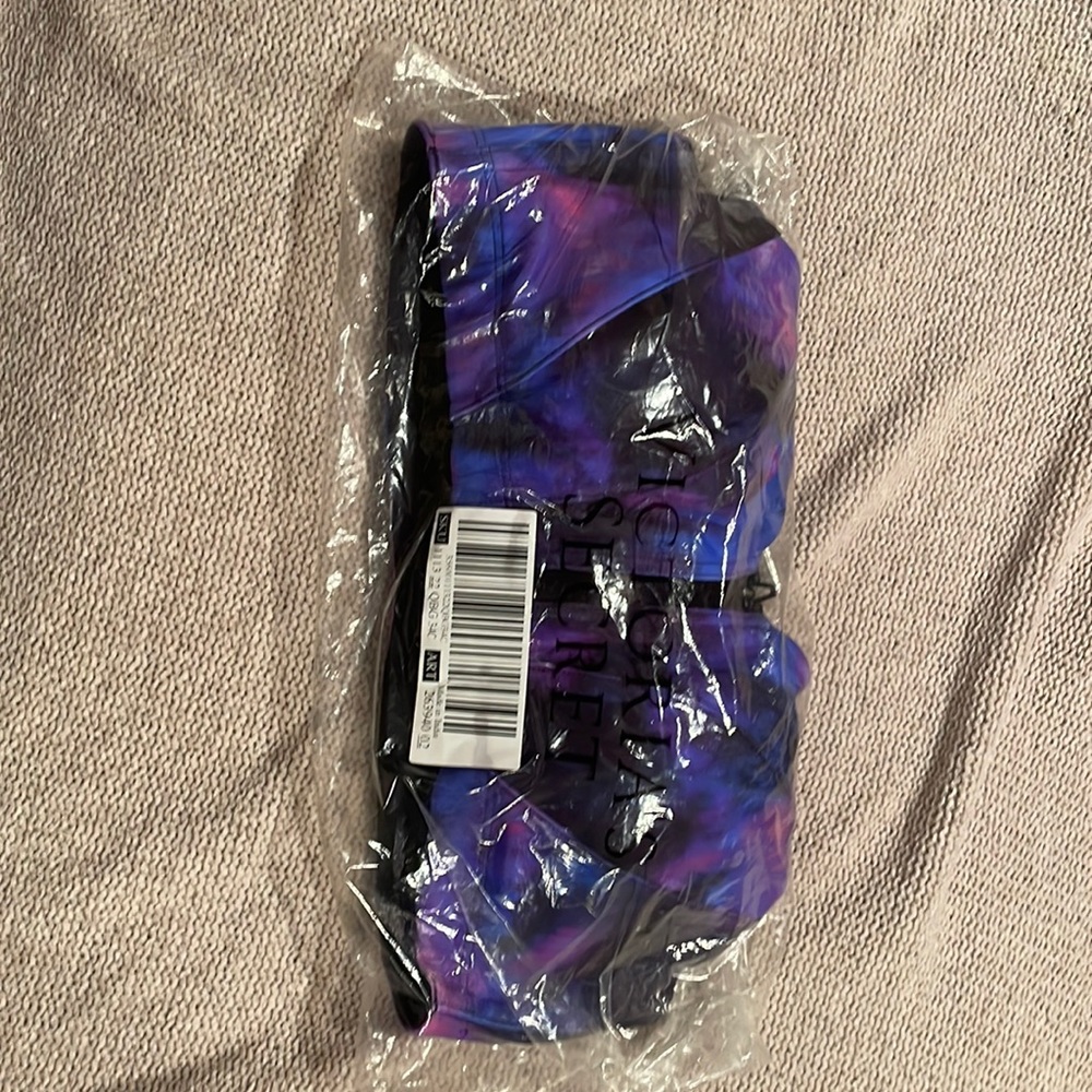 NWT Victoria’s Secret Knockout Front Zip Sports Bra